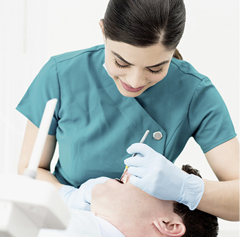 <p>
Die unmittelbare Arbeit am Patienten ist in Zahn- und Humanmedizin Teil des Studiums und erfordert entsprechende Arbeitsschutzmaßnahmen
</p>

<p>
</p> - © Foto:  stockyimages / Thinkstock

