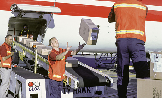 <p>
</p>

<p>
Beschäftigte auf dem Flughafenvorfeld sind bei ihren Tätigkeiten ultravioletter Strahlung ausgesetzt und müssen geschützt werden
</p> - © Foto:  Ryan McVay / Thinkstock


