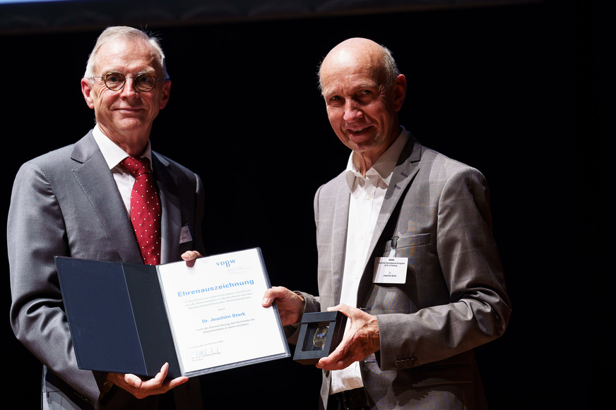 Präsident Dr. Wolfgang Panter überreicht Dr. Joachim Stork die Ehrenmedaille des VDBW