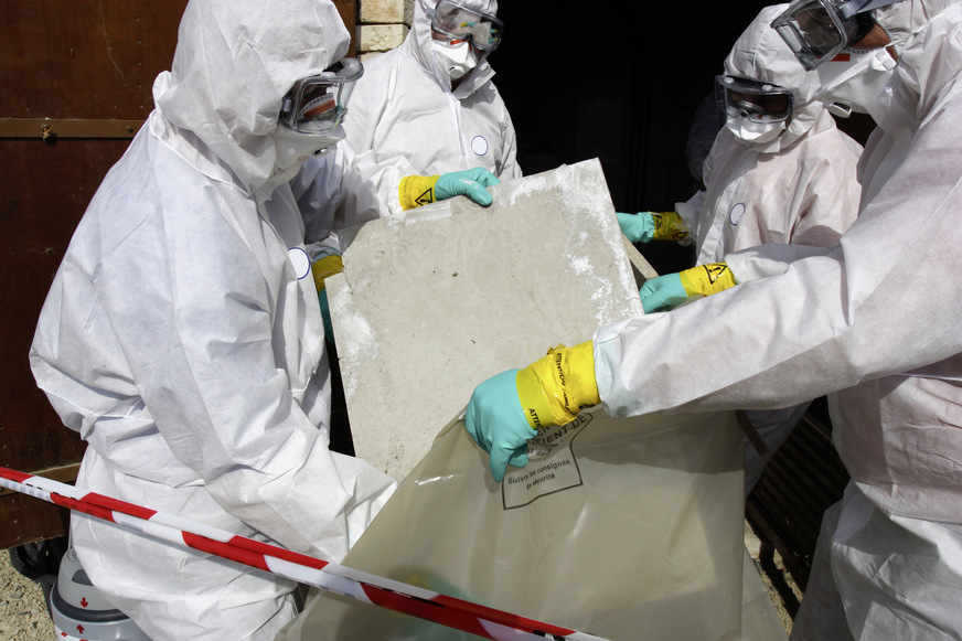 Durch ungeschütztes Arbeiten mit dem mittlerweile verbotenen Asbest können sich nach Jahrzehnten (mittlere Latenzzeit bis zu 30–35 Jahre) asbestassoziierte (Krebs)Erkrankungen entwickeln