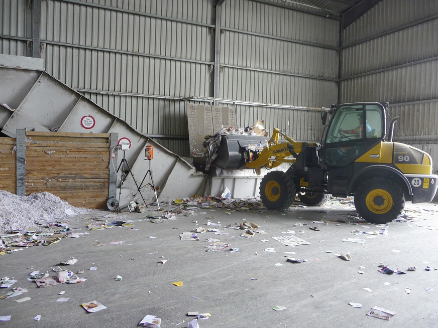 Abb. 2: Stationäre Probenahme bei der Materialaufgabe in einem Papierrecyclingbetrieb
