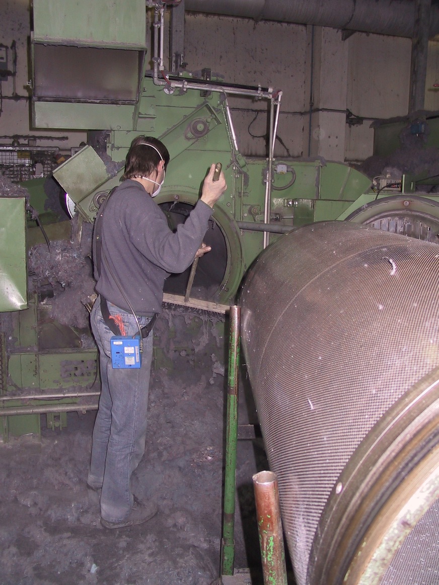 Personengetragene Arbeitsplatzmessungen bei Reinigungsarbeiten im Textilrecycling