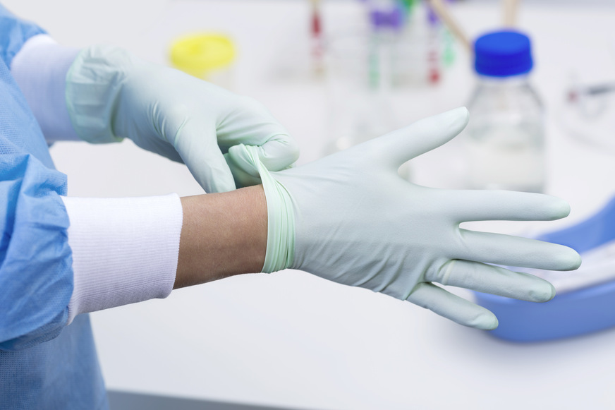 Nach der Verordnung zur arbeitsmedizinischen Vorsorge (ArbMedVV) hat der Arbeitgeber bei Feuchtarbeit oder dem Tragen flüssigkeitsdichter Handschuhe über mindestens vier Stunden täglich eine arbeitsmedizinische Vorsorge, die so genannte Pflichtvorsorge, zu veranlassen