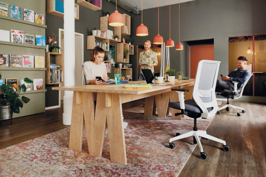 Eine ergonomisch ausgestattete Bürowelt kann auch ansprechend und wohnlich gestaltet sein. Das fördert Kreativprozesse und unterstützt Beschäftigte dabei, den immer höheren Effizienz-, Flexibilitäts- und Produktivitätsanforderungen gerecht zu werden