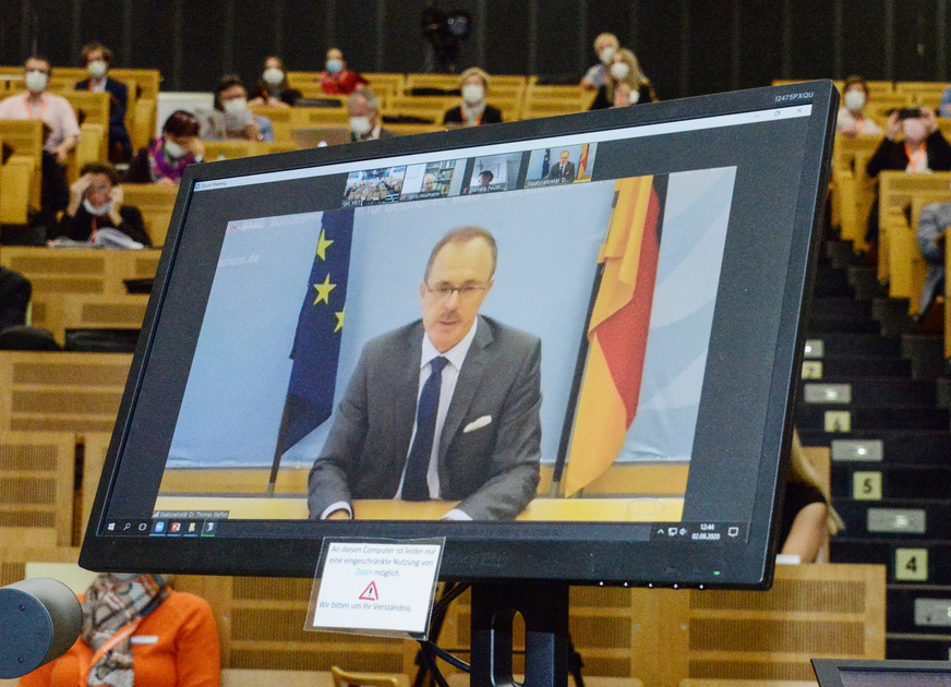 Die Festrede hielt Staatssekretär Dr. Thomas Steffen vom Bundesministerium für Gesundheit via Live-Schaltung