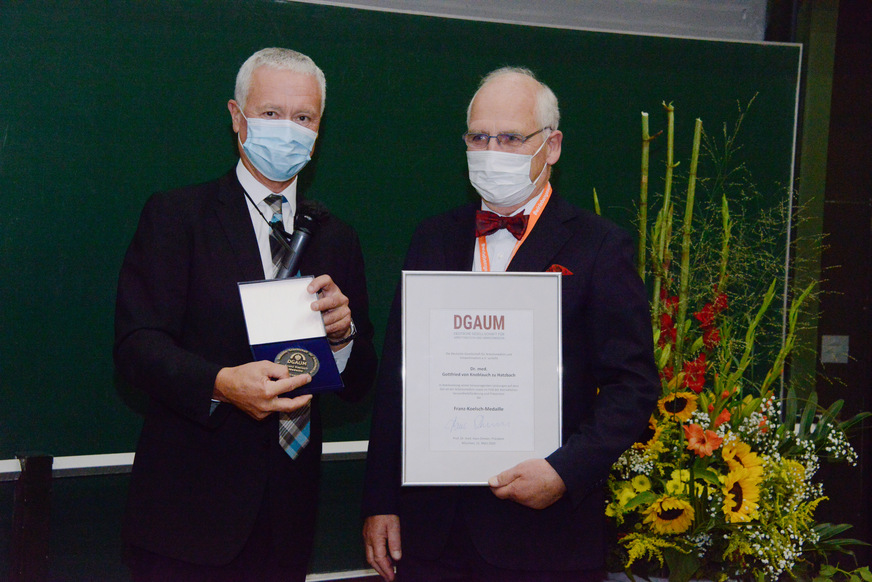 Verleihung der Franz-Koelsch-Medaille an Dr. Gottfried von Knoblauch zu Hatzbach (rechts) durch den Präsidenten der DGAUM Prof. Dr. Hans Drexler