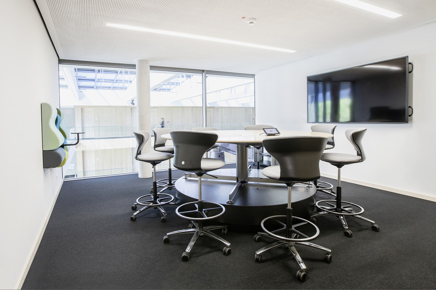 Abb. 3: ActiveOffice®-Besprechungsraum im Erweiterungsbau mit verschiedenen Steh- und Sitzmöglichkeiten