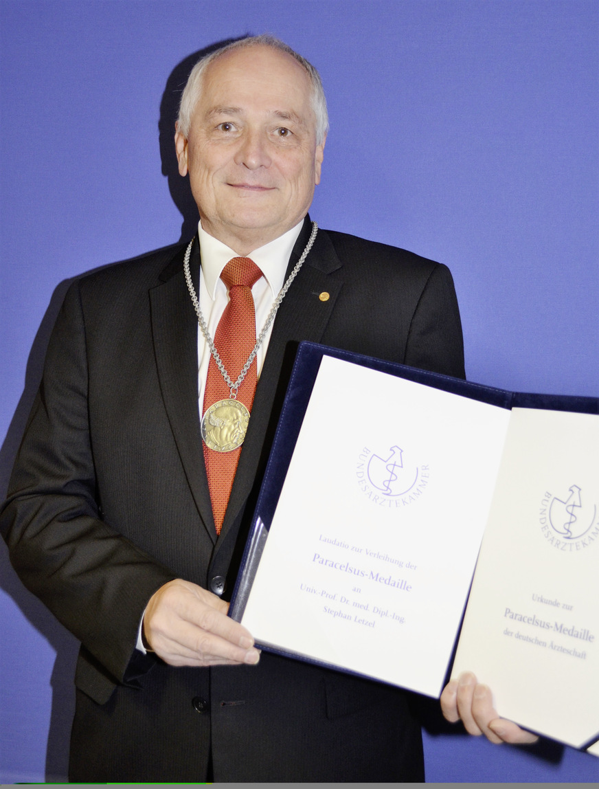 Prof. Dr. med. Dipl.-Ing. Stephan Letzel mit Urkunde und Medaille