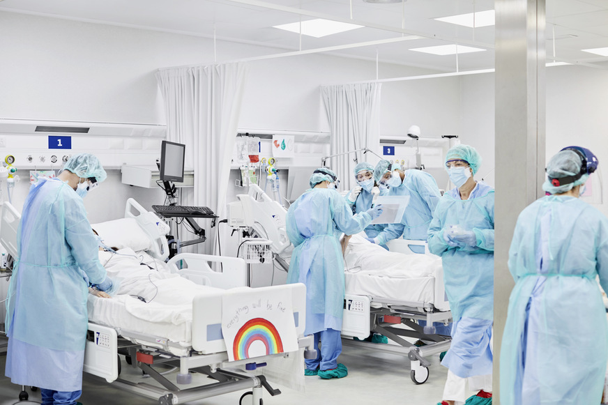 Die SARS-CoV-2-Pandemie hat erhebliche Auswirkungen auf die intensivmedizinische Behandlung in Krankenhäusern, die dabei oft an ihre Kapazitätsgrenzen stoßen
