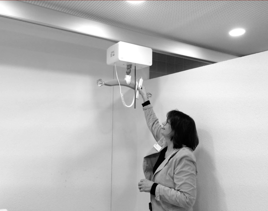 Abb. 3: Beispiel eines Deckenlifters (Abdruck mit freundlicher Genehmigung durch Bigla Care AG, https://www.bigla-care.ch/pflege#hebe-und-transfersysteme)