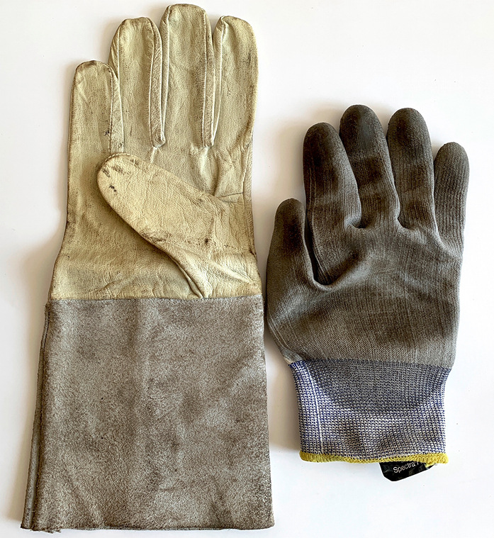 Abb. 2: Neue, ungetragene Handschuhe (links: Schweißerschutzhandschuh, rechts: schnittfester Montagehandschuh), die aufgrund falscher Lagerung im Betrieb bereits vor der erstmaligen Verwendung verschmutzt sind