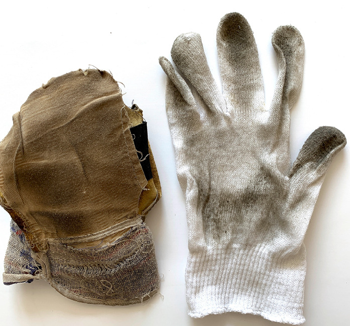 Abb. 4:  Verschmutzungen im Inneren eines Handschuhs bzw. in feucht-warmem Handschuhklima sind ein Risiko für die Hautgesundheit (links: auf links gedrehter Leder-Stoff-Handschuh; rechts: Baumwollhandschuh, der unter flüssigkeitsdichten Handschuhen getragen wurde)