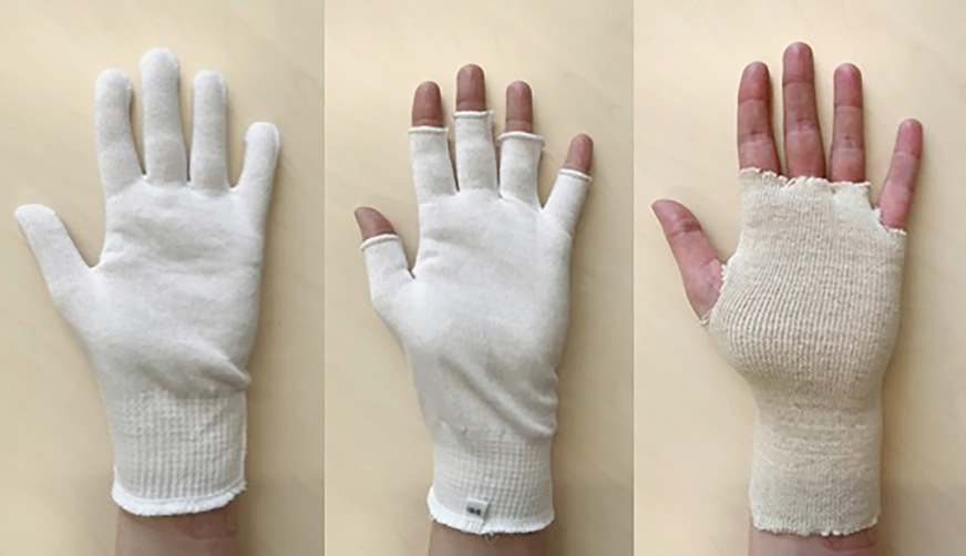 Abb. 5: Nahtfreie Baumwollhandschuhe mit Fingern (links), ohne Fingerkuppen (Mitte) und ohne Finger (rechts), die zur Minderung von Okklusionseffekten unter flüssigkeitsdichten Handschuhen getragen werden können
