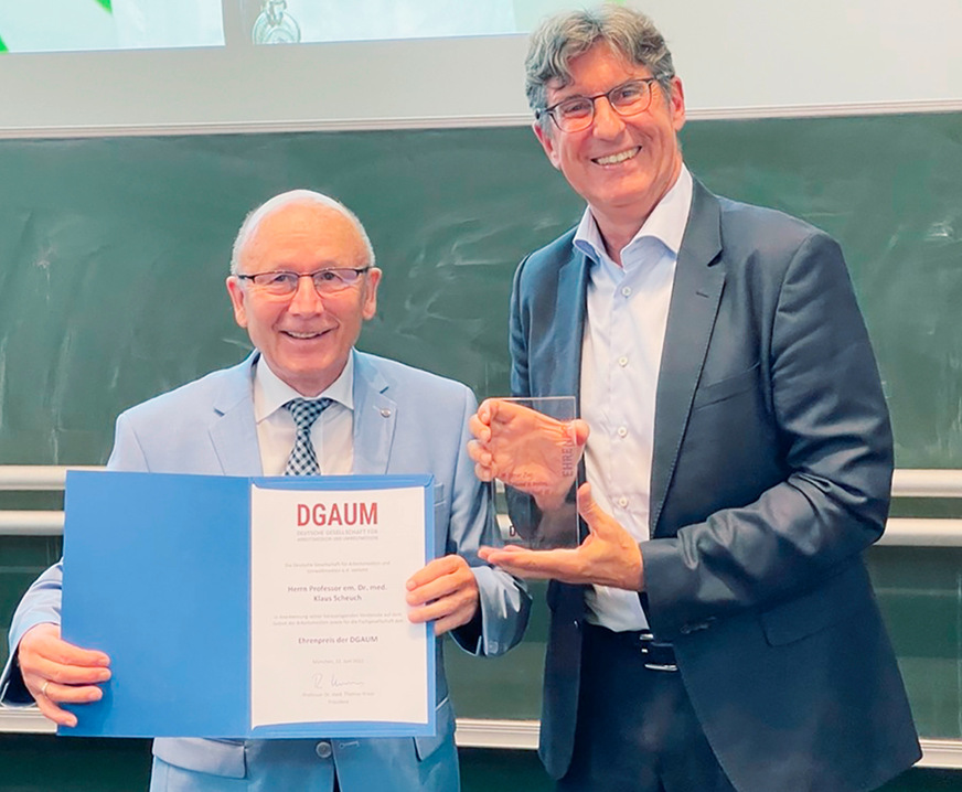DGAUM-Präsident Prof. Thomas Kraus (rechts) überreicht den Ehrenpreis an Prof. Klaus Scheuch