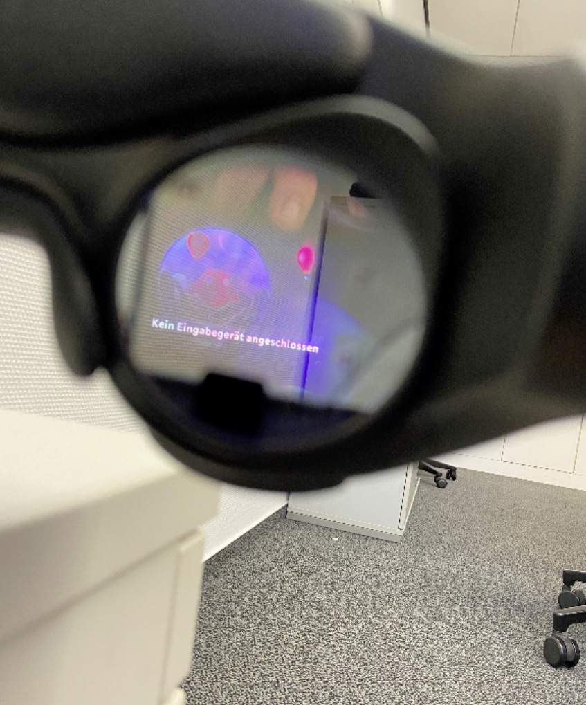 Blick durch eine AR-Datenbrille – die Umgebung bleibt sichtbar und wird durch Einblendung erweitert