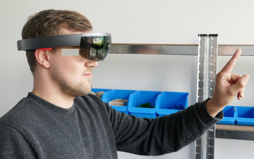 Abb. 2: Beispiel einer binokularen AR-Datenbrille mit transparentem Display und Steuerung per Handgeste