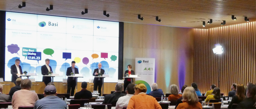 Über zukünftige Risiken im Arbeitsschutz diskutierten mit Teilnehmenden im Saal und online (von links): Professor Dr. Dietmar Reinert, Leiter des Instituts für Arbeitsschutz der Deutschen Gesetzlichen Unfallversicherung (IFA), Dr. Christian Felten, Geschäftsführer der Bundesarbeitsgemeinschaft für Sicherheit und Gesundheit bei der Arbeit (Basi), Dr. Dietmar Elsler, Projektmanager von der Europäischen Agentur für Sicherheit und Gesundheitsschutz am Arbeitsplatz (EU-OSHA), Dr. Stefan Hussy, Hauptgeschäftsführer der Deutschen Gesetzlichen Unfallversicherung (DGUV), Moderatorin Natascha Plankermann (Basi). Quelle: Basi