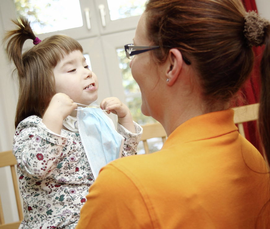 Schwer kranke und behinderte Kinder brauchen oft viel Zuwendung von Pflegekräften, die dieser hohen Anforderung gewachsen sein müssen