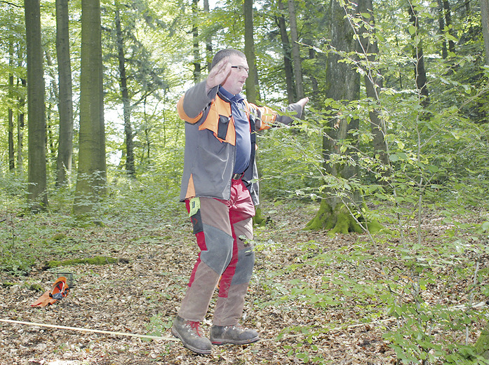 Abb. 4:  Eine Studie der SVLFG zeigt, dass Slackline-Training ein sehr wirksames Präven­tionsinstrument ist, um die Körperbeherrschung zu trainieren. Besonders ältere Menschen profitieren von dem Gleichgewichtstraining