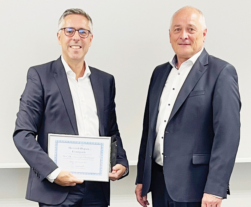 Prof. Dr. Christoph Oberlinner (links) und Prof. Dr. Stephan Letzel (rechts) bei der Übergabe des Heinrich-Dupuis-Preises