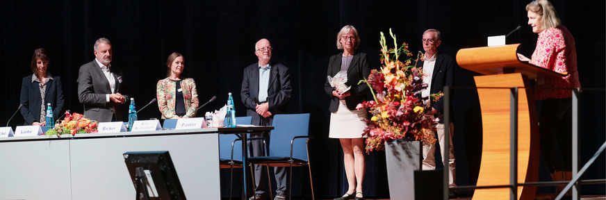 (v.l.n.r.): Dr. Vera Stich-Kreitner, Dr. Uwe Gerecke, Susanne H. Liebe, Dr. Heinz-Joh. Bicker, Dr. Anette Wahl-Wachendorf, Dr. Wolfgang Panter. Rechts am Pult Dr. Britta Reichardt (LV Bayern Süd) bei ihrer Dankesrede