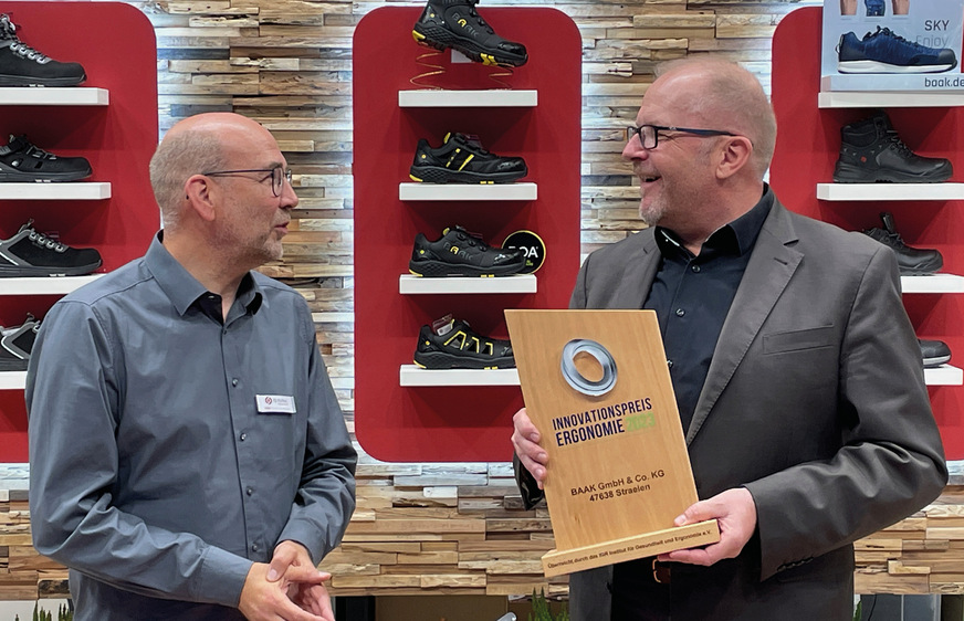 IGR-Marketingleiter Ralf Eisele (r.) übergibt Ingo Grusa, Geschäftsführer des Sicherheitsschuhherstellers Baak den Innovationspreis Ergonomie 2023.