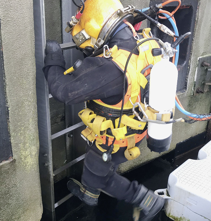 Abb.&nbsp;2:  Taucher beim Abtauchen zu Reparaturarbeiten an einem Unterwasserbauwerk