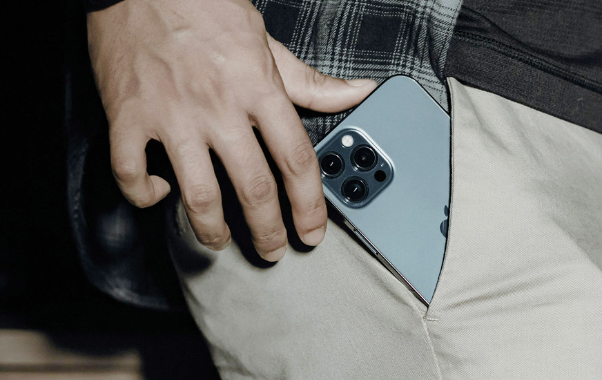 Abb. 2: Wird das Handy in der Hosentasche getragen, ist die Exposition der Geschlechtsorgane so gering, dass thermische Wirkungen ausgeschlosssen werden können, Andere Wirkungen auf die Fruchtbarkeit wurden nicht wissenschaftlich belastbar nachgewiesen