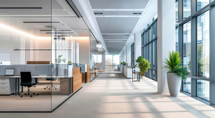 Großraumbüro mit vollverglaster Fassade und transparenter Raumstruktur