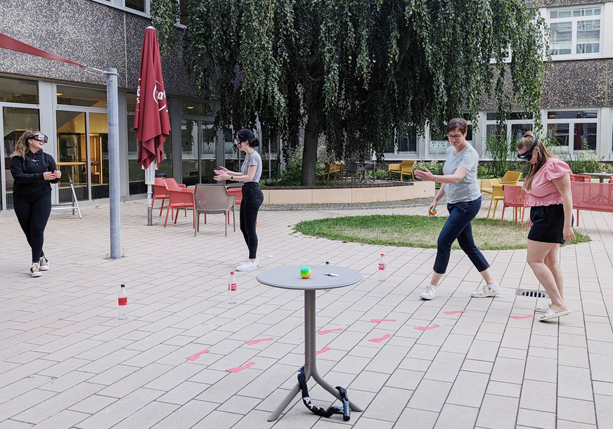 Abb. 1:  Übung mit Rauschbrillen