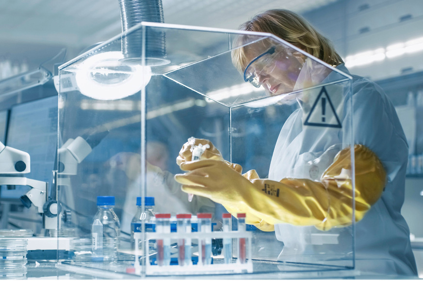 Die aktuelle TRGS 401 bietet umfassende Empfehlungen zur Beurteilung von Gefährdungen durch Hautkontakt mit Gefahrstoffen und definiert Feuchtarbeit neu