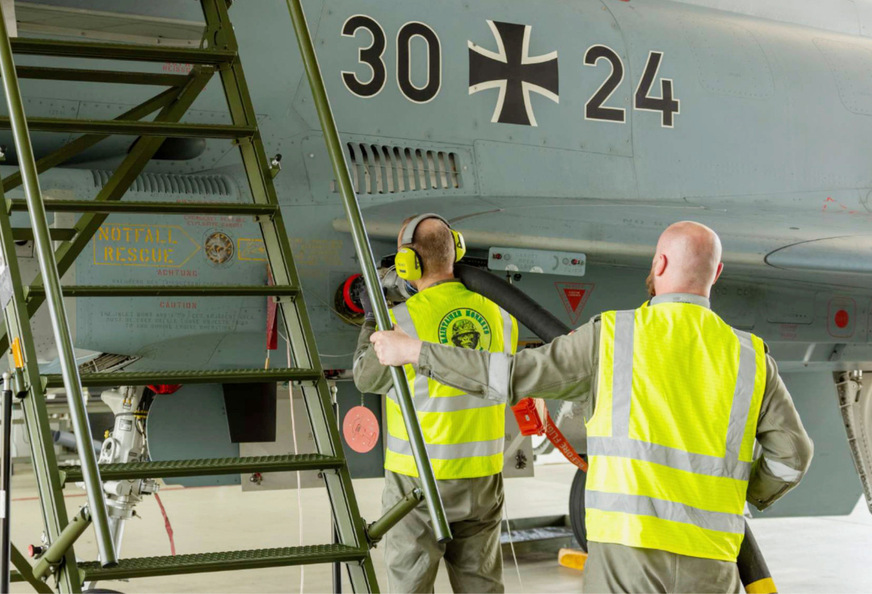 Abb. 2:  Betankungsvorgang an einem Eurofighter