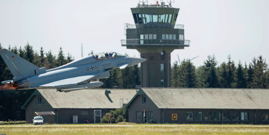 Abb. 3:  Start eines Eurofighters mit Tower im Hintergrund