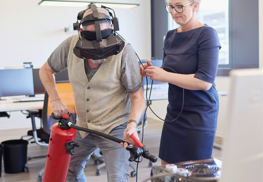 Abb. 2:  Der mobile VR Fire-Trainer versetzt Beschäftigte in die Lage, in realistischen virtuellen Umgebungen verschiedene Löschszenarien zu trainieren