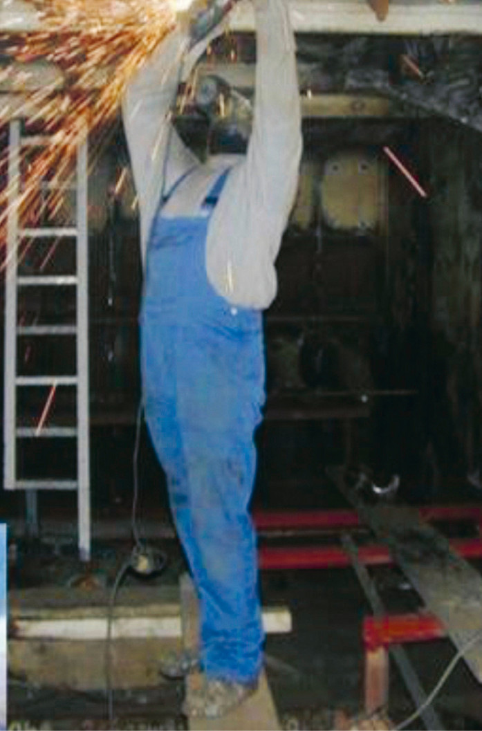 Abb. 2:  Schleifen und Bohren über Kopf. Extremes Verletzungsrisiko durch Überlagerung mehrerer Risiken: Überkopfarbeit ohne Gesichts- und Kopfschutz, ungeeignetes Fußgerüst