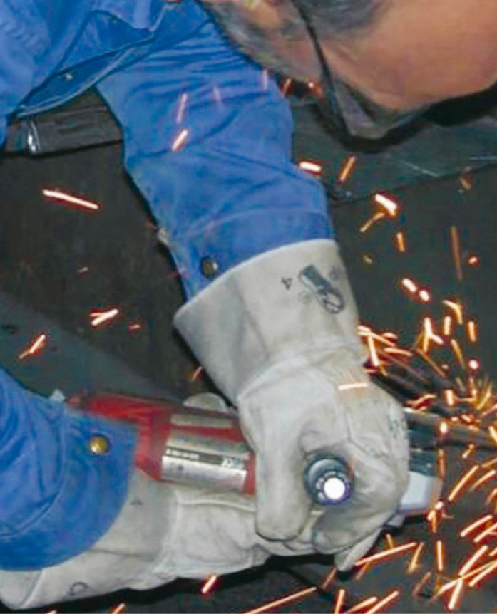 Abb. 4:  Verdrehte Hand-Arm-Haltung beim Entgraten und Anfasen