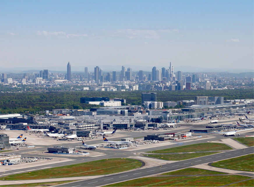 Abb. 1:  Flughafen Frankfurt am Main (FRA), im Hintergrund ist die Skyline der Frankfurter Innenstadt zu sehen