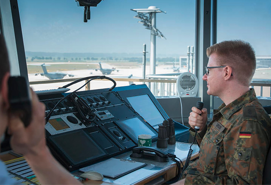 Abb. 3:  Luftverkehrskontrollpersonal des Fliegerhorsts Wunstorf während des Dienstes