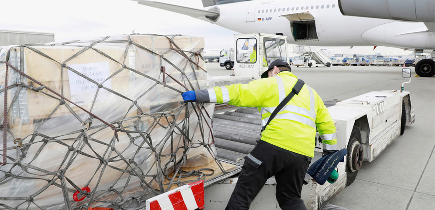Abb. 4:  Bodenpersonal beim Transport von schweren Lasten auf dem Flugfeld
