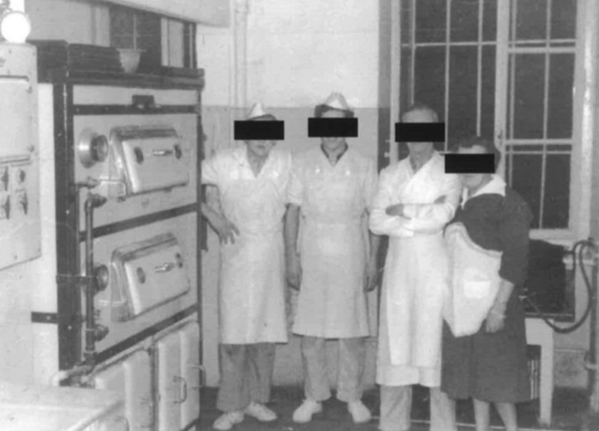 Abb. 3:  Foto des Ofens mit sichtbaren Wasserleitungen