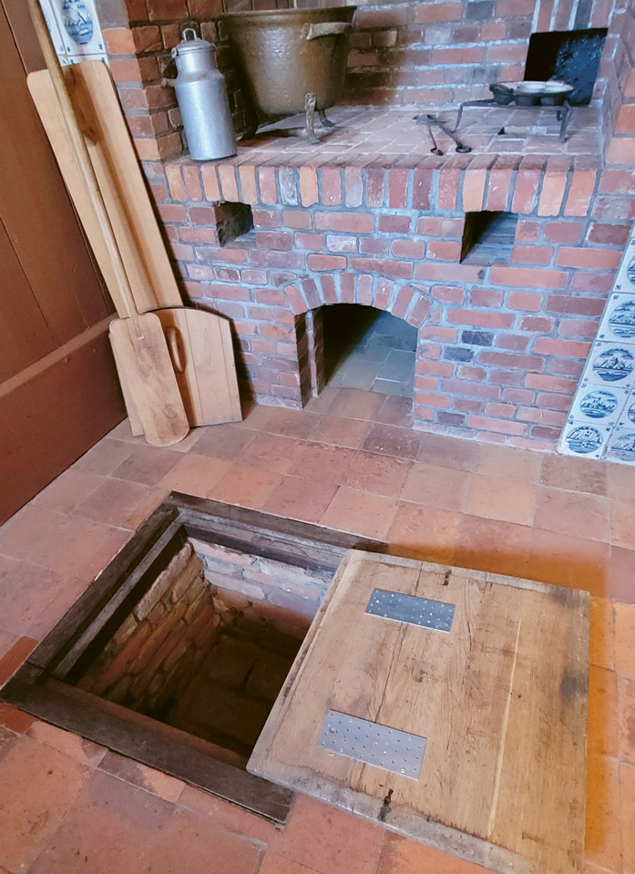 Abb.&nbsp;5:  Backofen und Grube