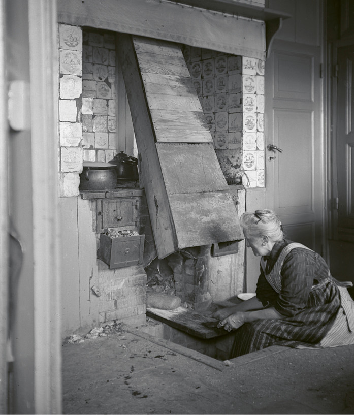 Abb.&nbsp;7:  Halligfrau beim Brotbacken