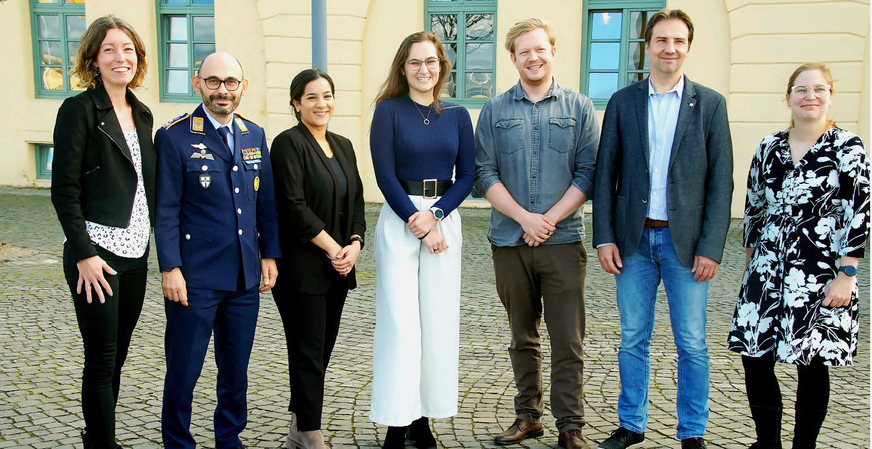 Von links nach rechts: Dr. Tessy Luger (Leitungsgremium), Oberfeldarzt Prof. Dr. Stefan Sammito (Organisation), die drei Preisträger Alina Bola, M. Sc., Magdalena Liebetruth, Daniel Scholl, M. Sc., sowie Prof. Dr. Benjamin Steinhilber und Prof. Dr. Julia Krabbe (beide Leitungsgremium)