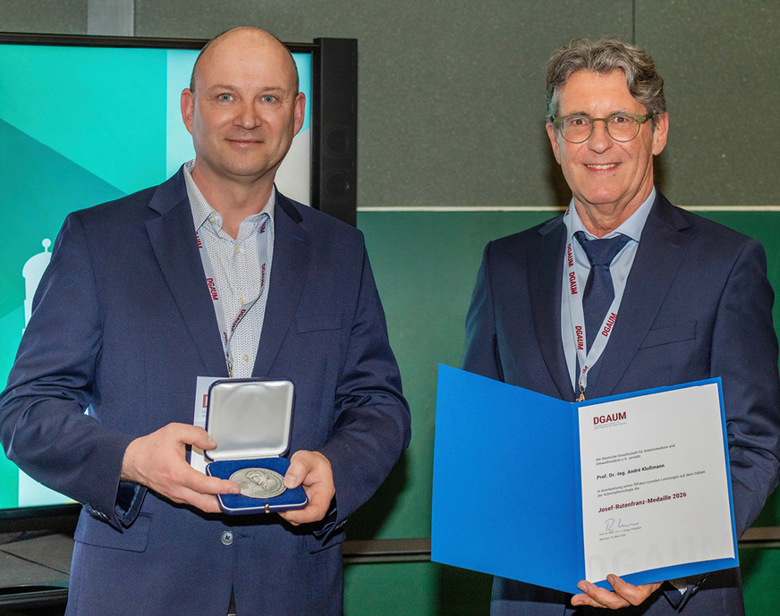 Links Prof. Dr. Ing. Andre Klußmann, rechts DGAUM-Präsident Prof. Dr. med. Thomas Kraus
