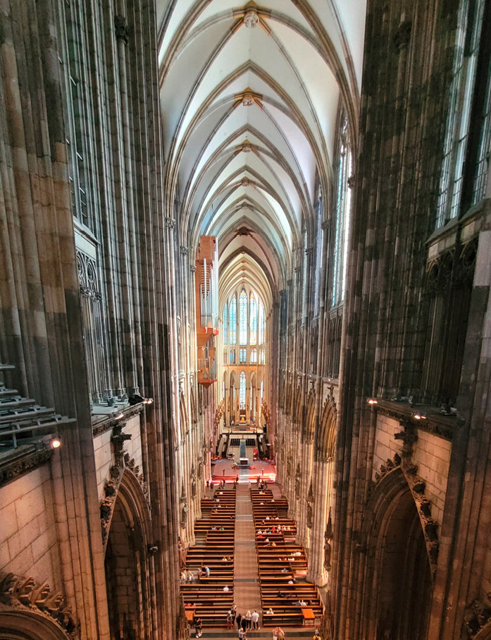 Abb. 2:  Langhaus (Mittelschiff)