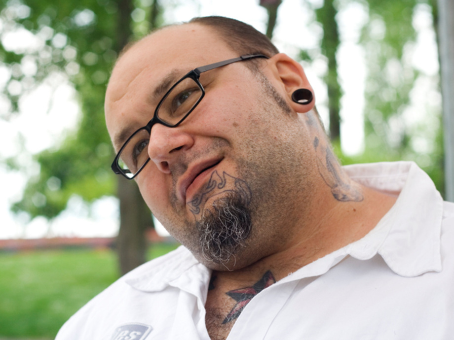 Tattoos und Piercings in der Arbeitswelt — Betriebsärzte warnen vor