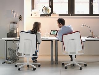 Der neue Free-to-Move-Stuhl AT ist wahlweise mit einer Schnelleinstellung oder einer automatischen Einstellung des Gegendrucks &nbsp;auf unterschiedliche Nutzergewichte ausgestattet. Hinsetzen, Höhe einstellen, fertig – alles andere machen dann Körper und Stuhl ganz von selbst.
