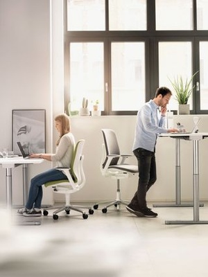 Bürostuhl AT mit erhöhter Sitzposition: Bewegungsfreiheit für Körper und Geist – inklusive Steh-Sitzdynamik. - © Wilkhahn
