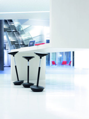 Stehhilfen, wie der „Stitz“ bieten am Stehpult und in einer „Stehung“ das richtige Maß an Dynamik und Entlastung.&nbsp;
