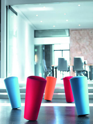 Attraktive Hingucker, die zur Aktivpause einladen: Das Bewegungsobjekt Stand-Up lässt die Hüften kreisen und richtet die Aufmerksamkeit nach innen – als Verbindung von Bewegung und Kontemplation.
